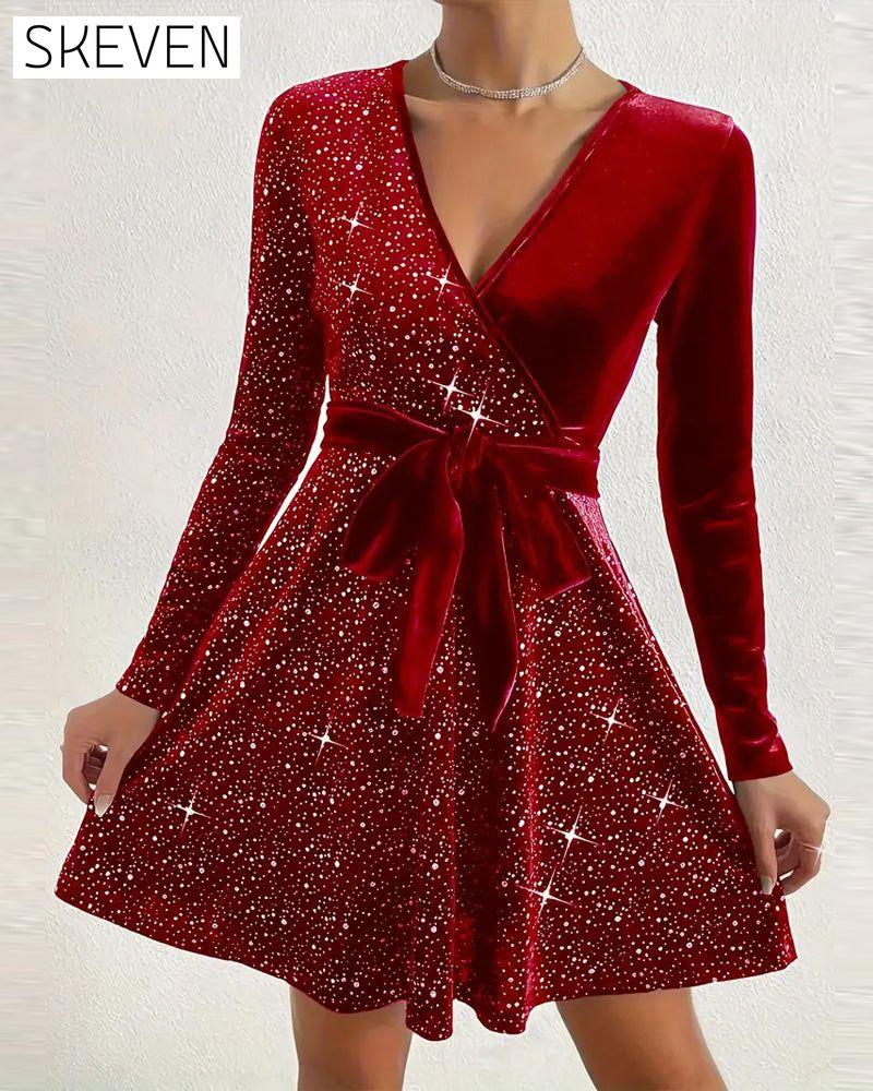 Samtkleid mit tiefem V-Ausschnitt und aufwendigen Details
