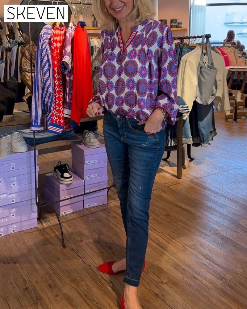 Elegant v-neck blouse with geometric print