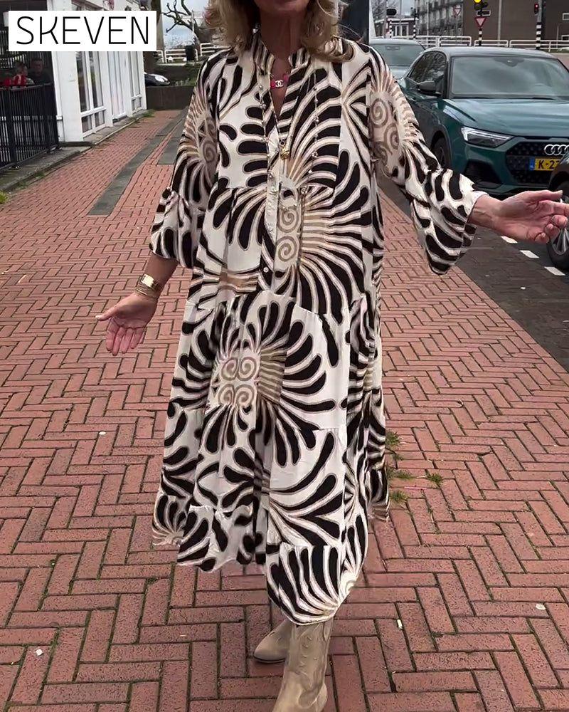 Kleid mit Print und V-Ausschnitt sowie ausgestellten Ärmeln
