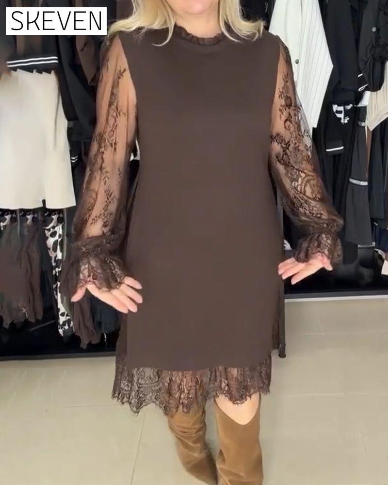 Stilvolles Langarmkleid mit Spitzenbesatz