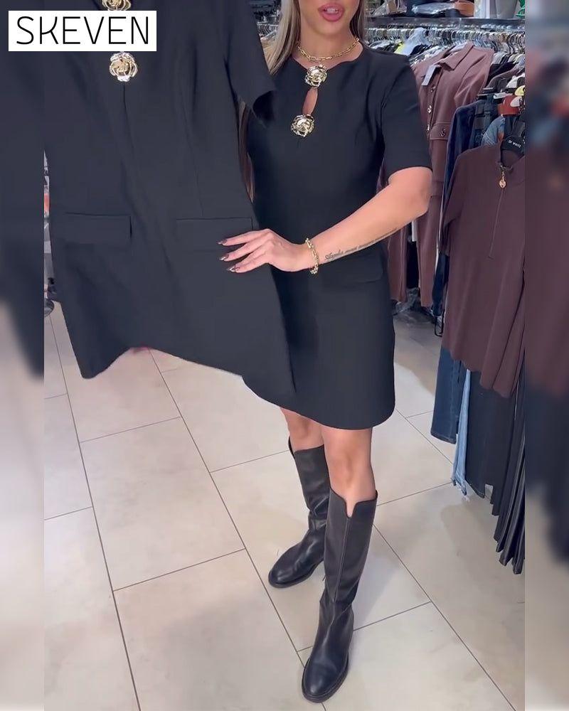 Figurbetontes Kurzarmkleid mit Metallschnalle