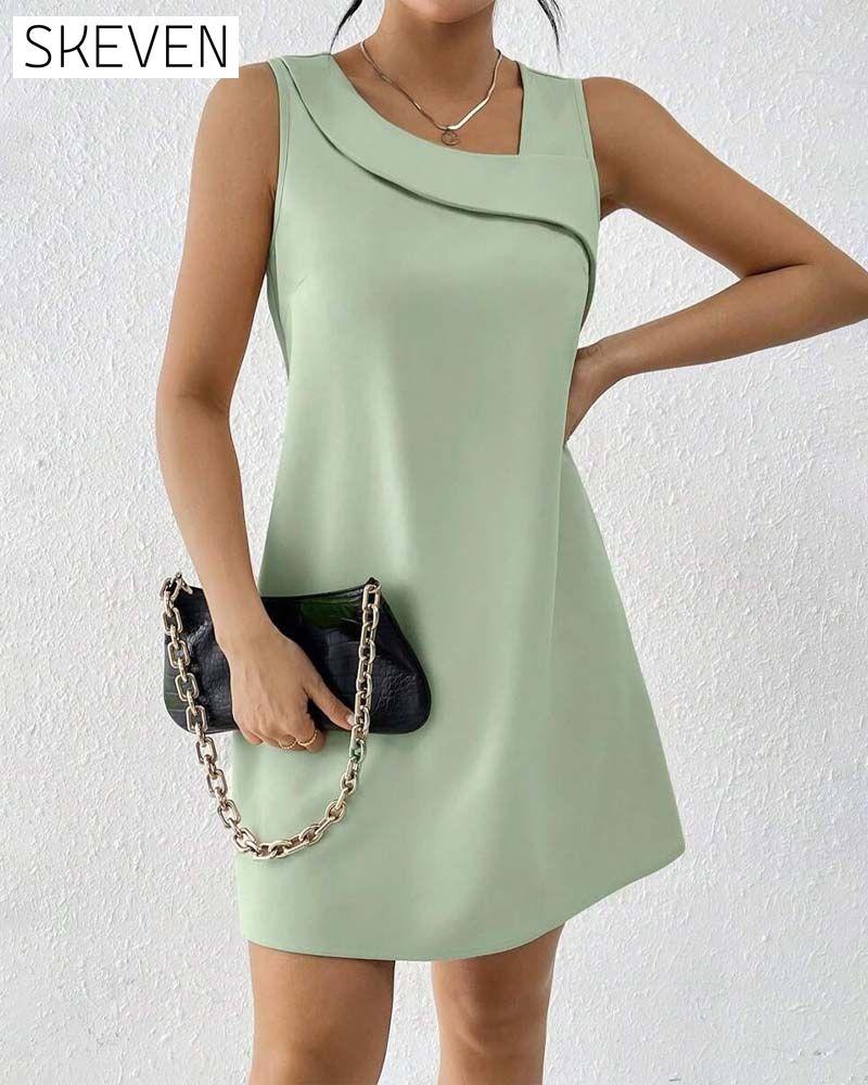 Elegantes ärmelloses Kleid mit schrägem Kragen