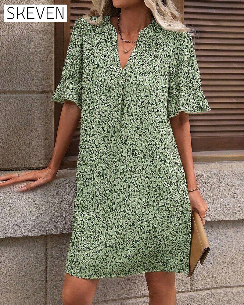 Elegantes bedrucktes Kleid mit V-Ausschnitt
