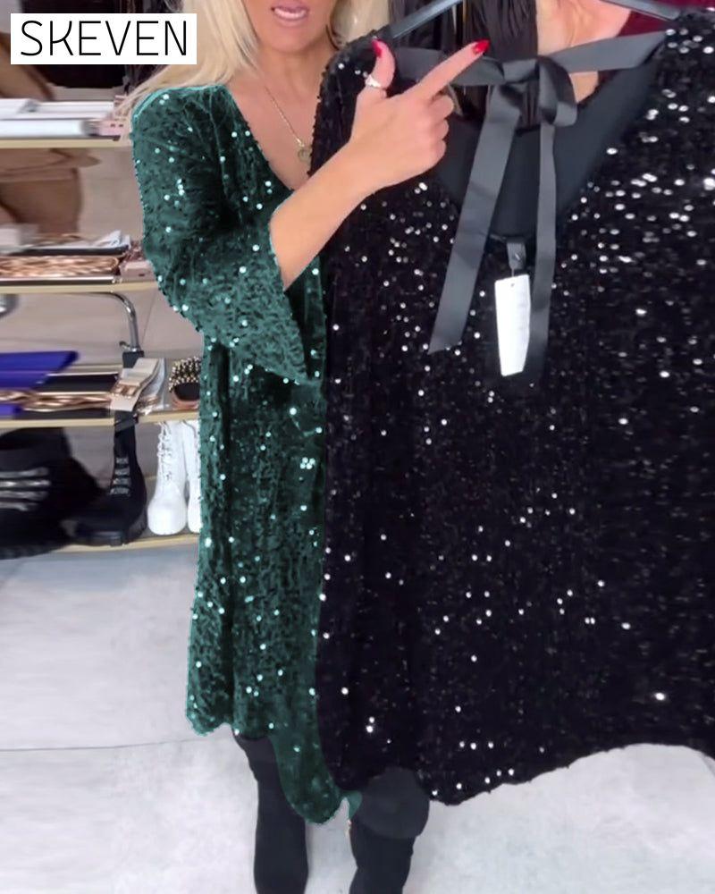 Samtkleid mit Pailletten und weitem Ausschnitt