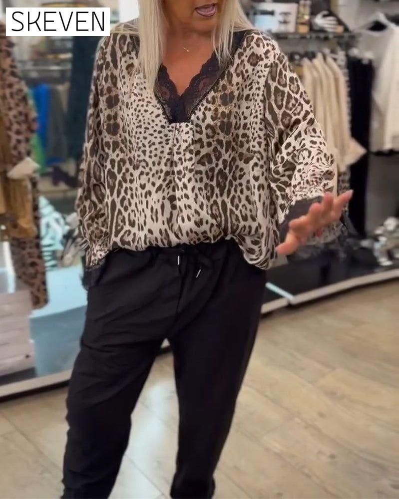 Blouse tendance à imprimé léopard, col V et empiècements en dentelle.