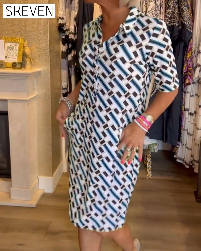 Kleid mit V-Ausschnitt und geometrischem Muster