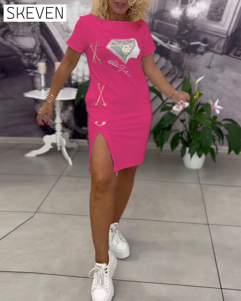 Bedrucktes, tailliertes Kleid mit Schlitz