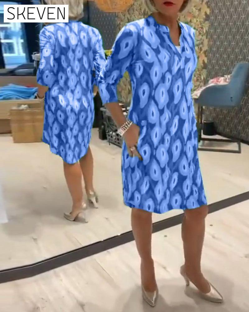Kleid mit V-Ausschnitt und bedruckten Dreiviertelärmeln