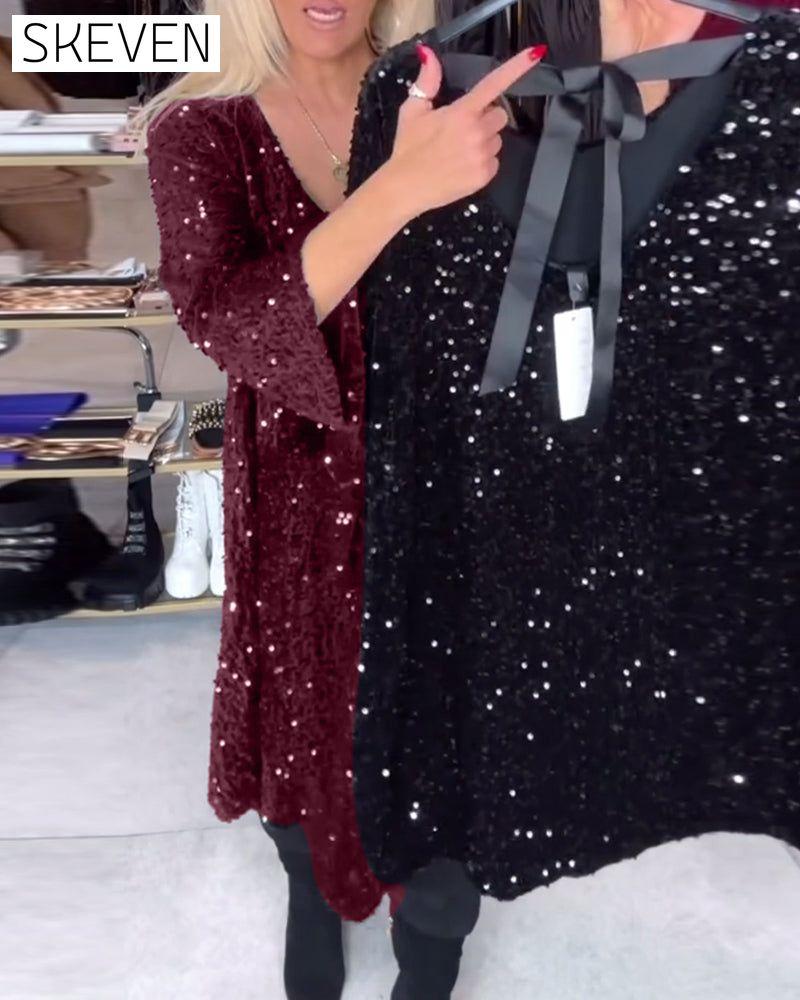 Samtkleid mit Pailletten und weitem Ausschnitt