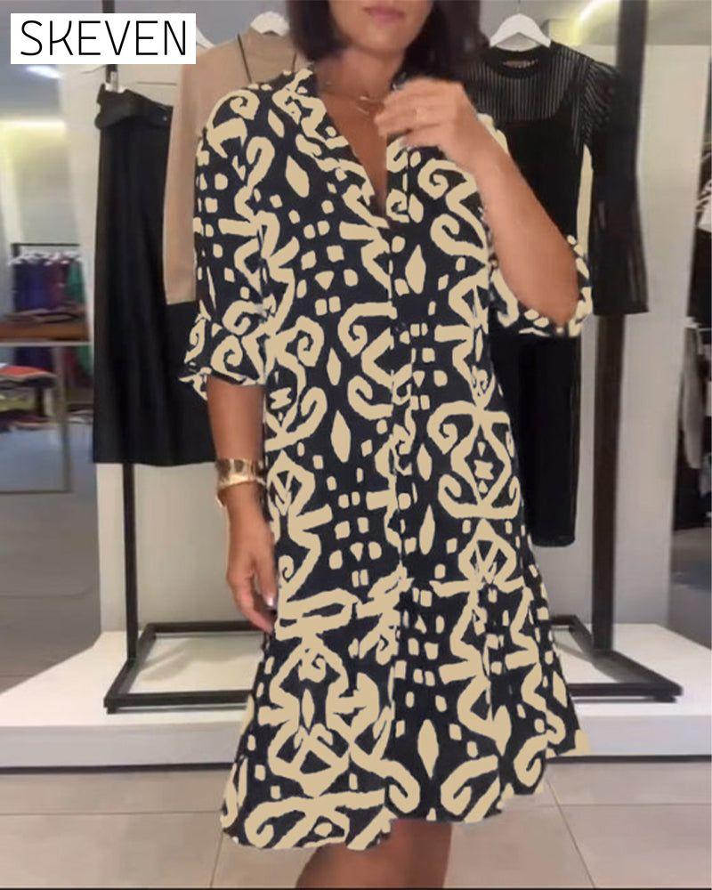 Elegantes bedrucktes Kleid mit V-Ausschnitt