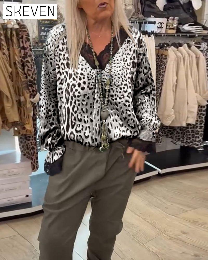 Blouse tendance à imprimé léopard, col V et empiècements en dentelle.