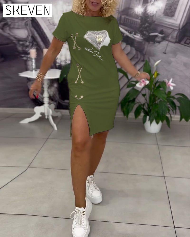Bedrucktes, tailliertes Kleid mit Schlitz