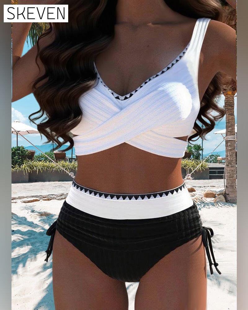 Lässiger zweiteiliger Bikini mit kontrastfarbenen Ziernähten