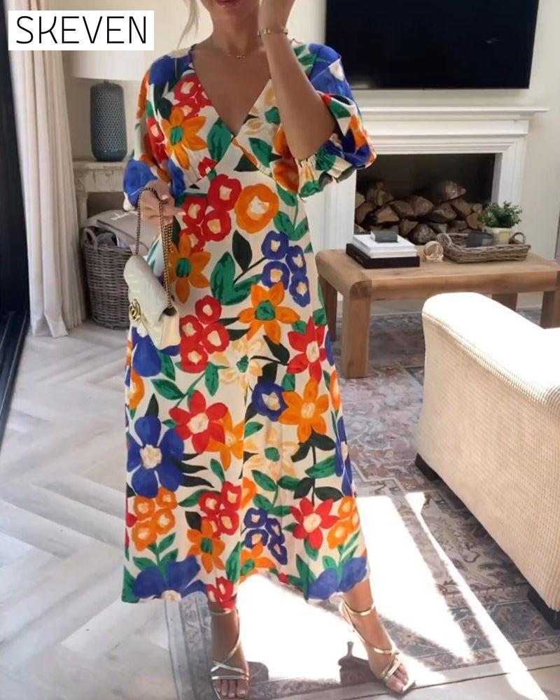 Kleid mit Blumenmuster und V-Ausschnitt