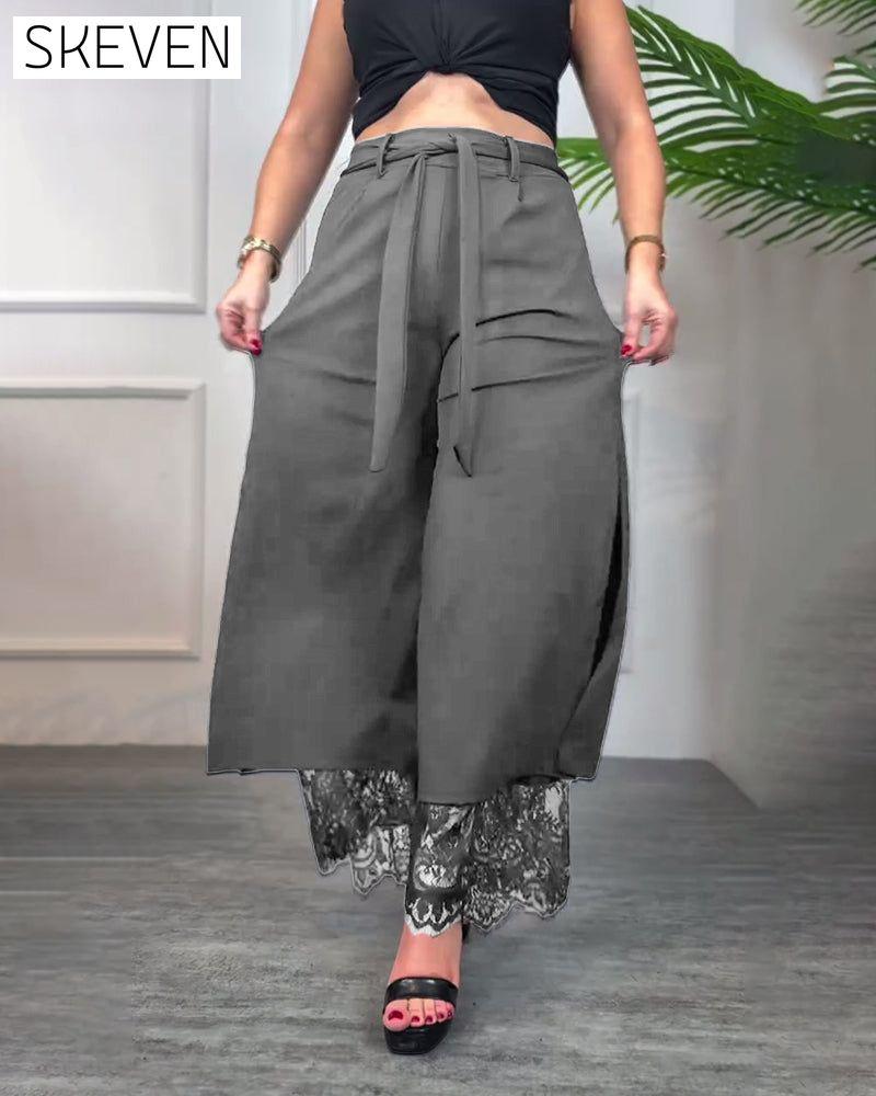 Schlitzhose mit Spitzenbesatz
