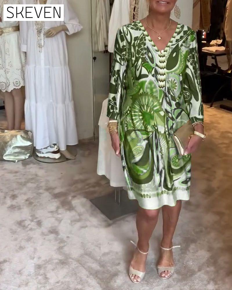 Lässiges Kleid mit Retro-Print und V-Ausschnitt