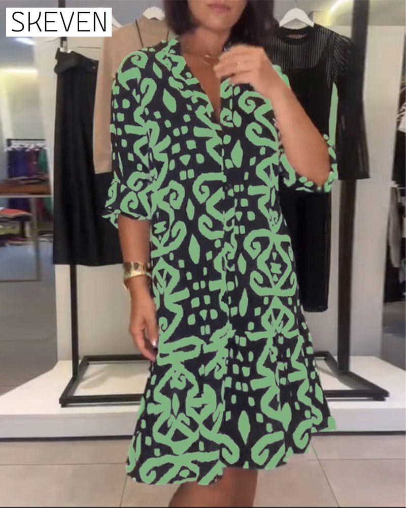 Elegantes bedrucktes Kleid mit V-Ausschnitt