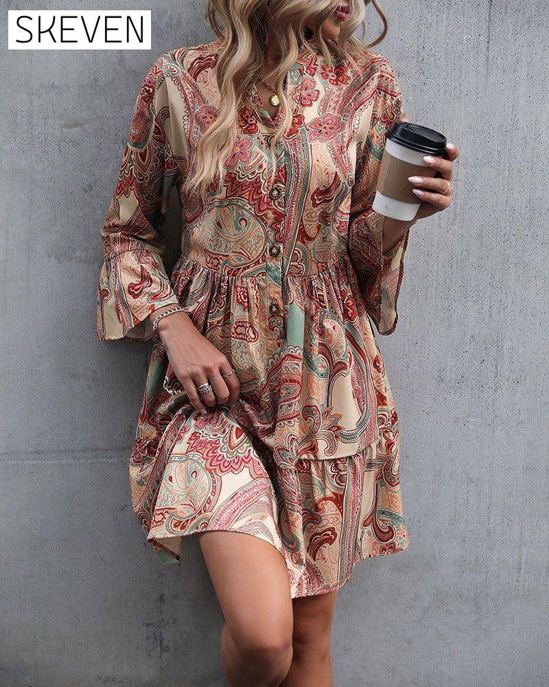 Kleid mit Paisley-Muster und V-Ausschnitt