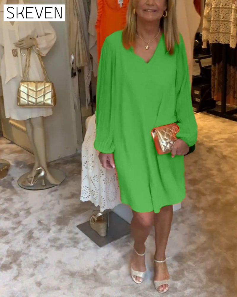 einfarbiges Kleid mit Laternenärmeln und V-Ausschnitt