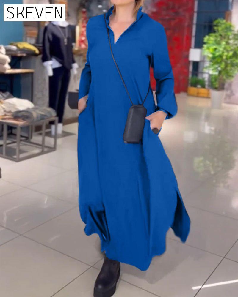 langes, locker sitzendes Kleid mit Seitenschlitz und Revers