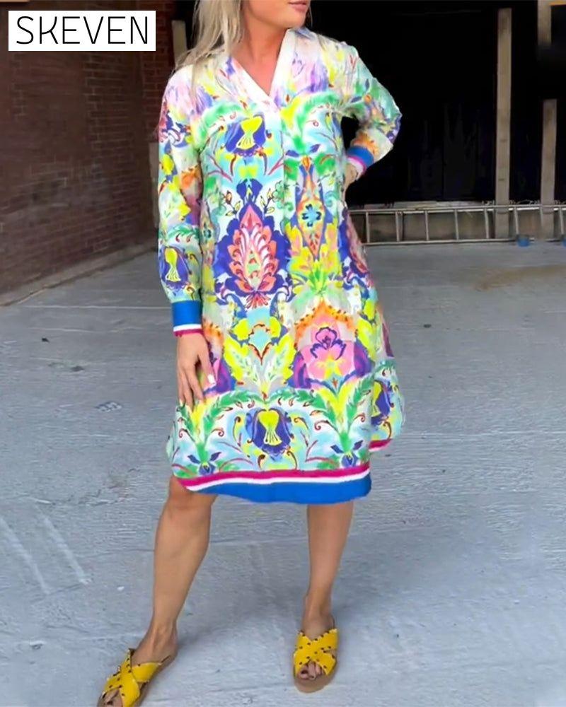 Bedrucktes, locker sitzendes Kleid mit V-Ausschnitt