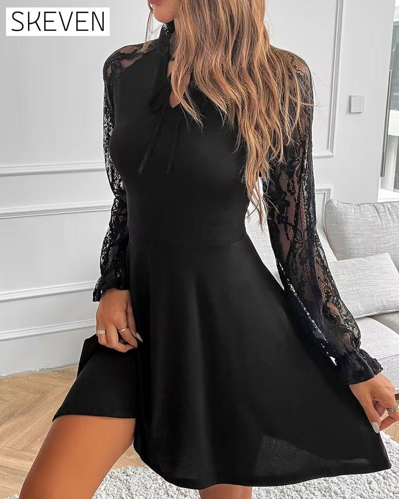 Elegantes, figurbetontes Kleid mit Spitzenapplikationen