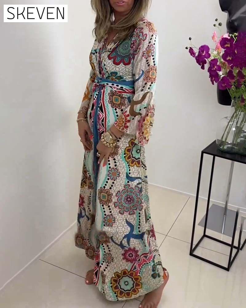 Elegantes Kleid mit farbenfrohem Muster und Glockenärmeln