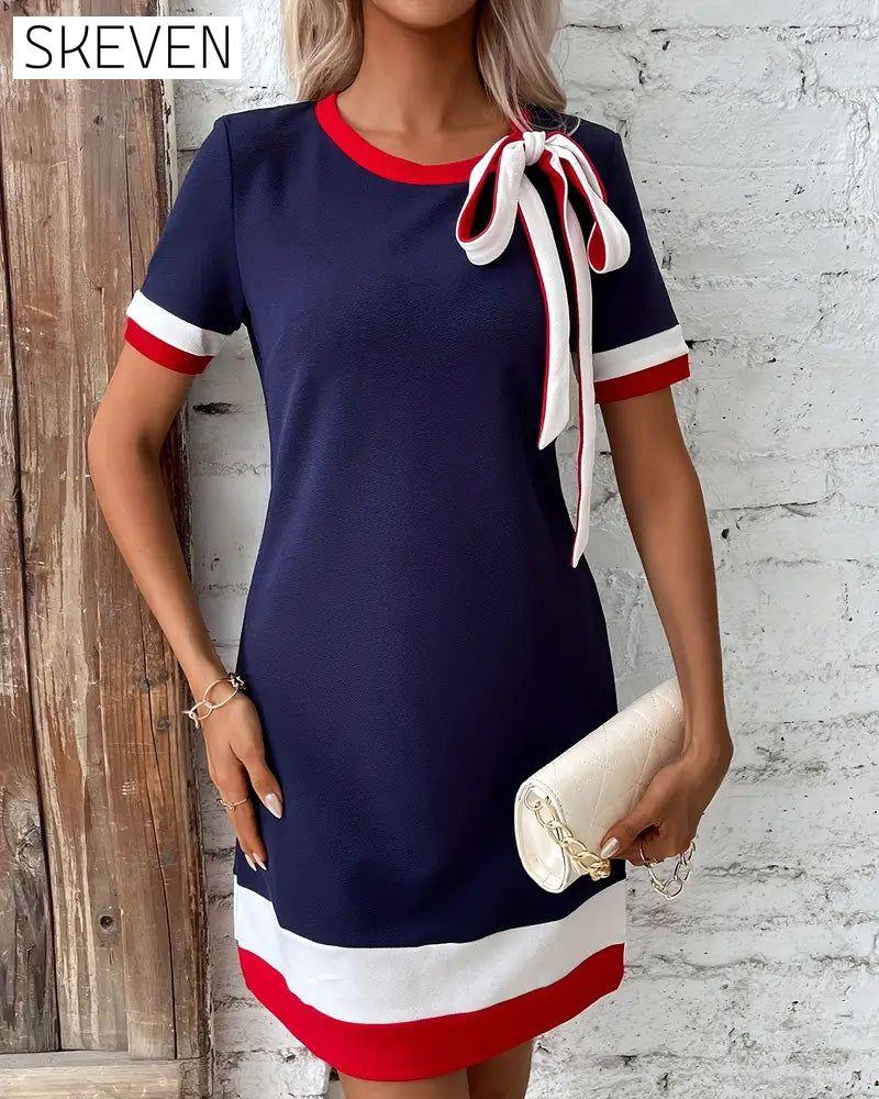 Robe à manches courtes et nœud contrastant