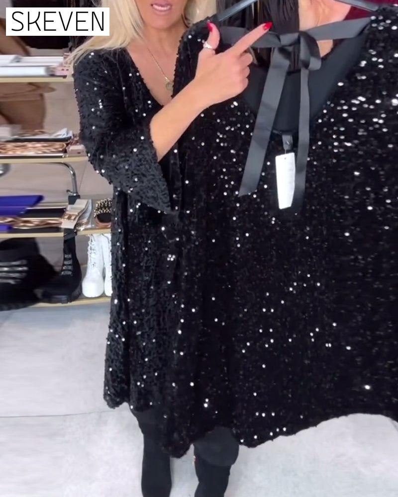 Samtkleid mit Pailletten und weitem Ausschnitt