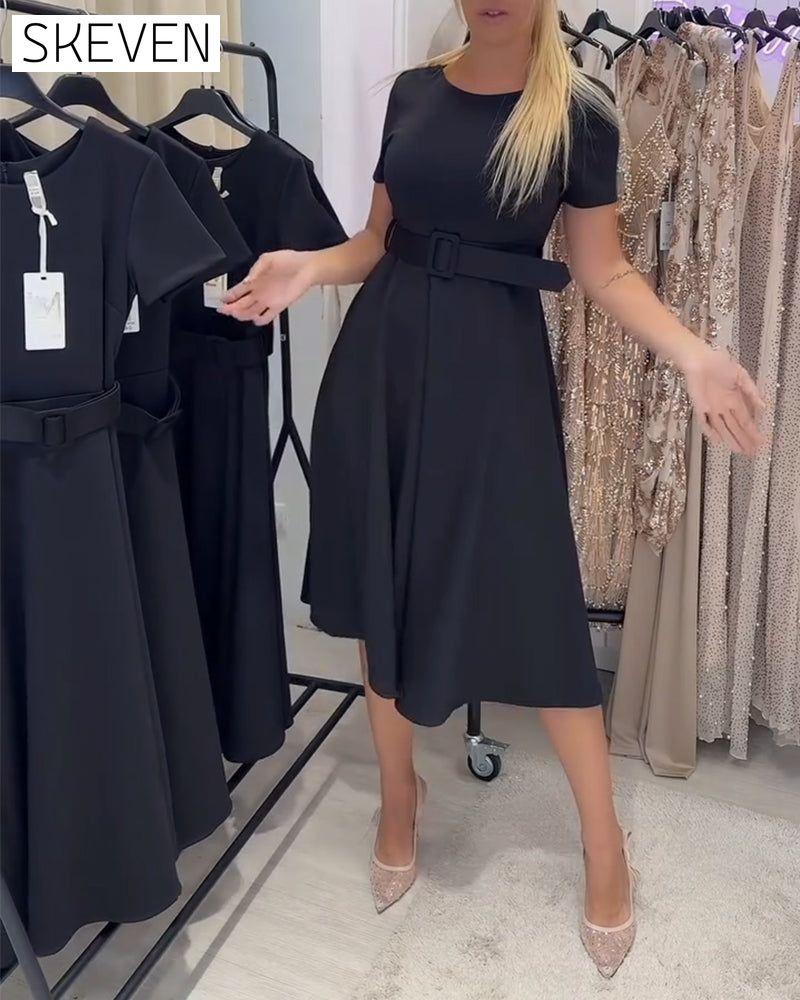 Kleid mit Rundhalsausschnitt, kurzen Ärmeln und taillierter A-Linien-Schnitt