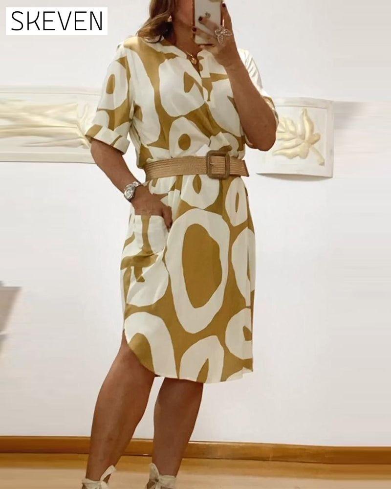 Lässiges Kleid mit Buchstabenprint und V-Ausschnitt