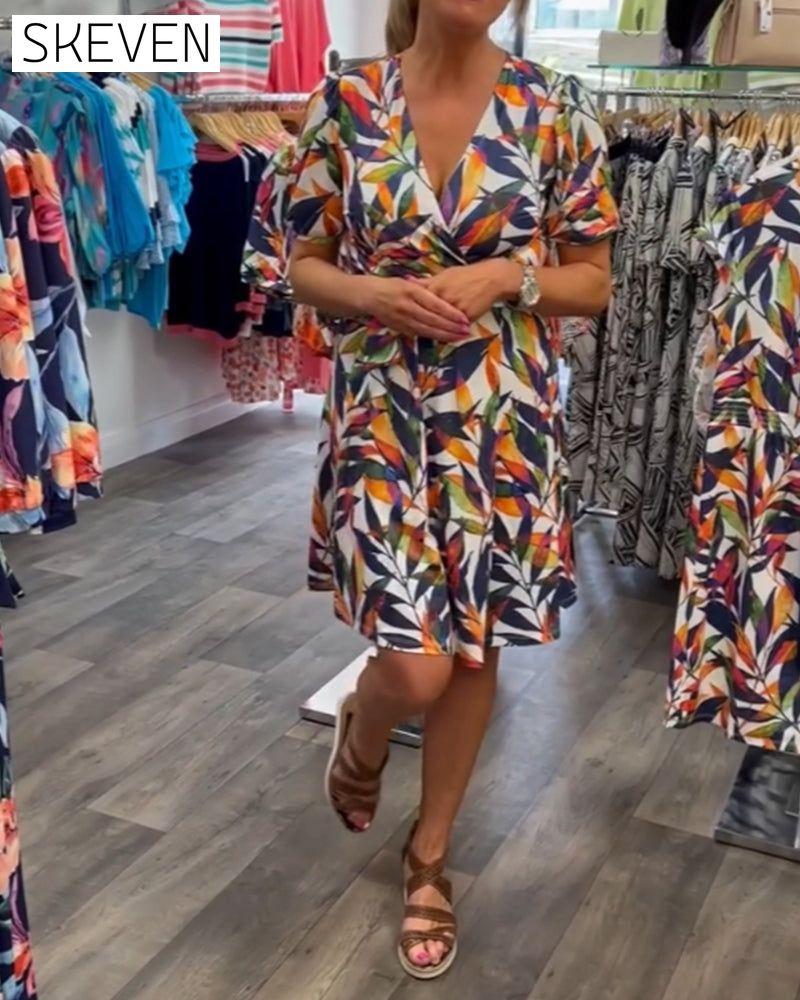 Bedrucktes Kleid mit V-Ausschnitt und kurzen Ärmeln