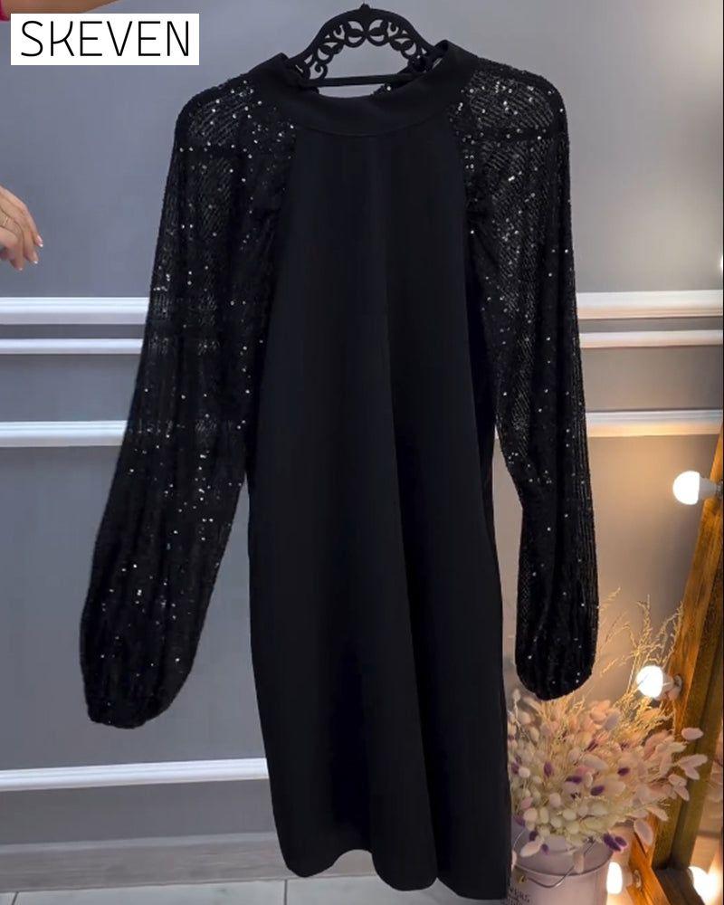 Einfarbiges Kleid mit Patchwork-Ärmeln