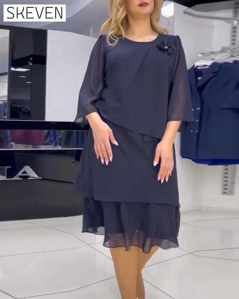 Elegantes einfarbiges Kleid mit unregelmäßigem Patchworkmuster