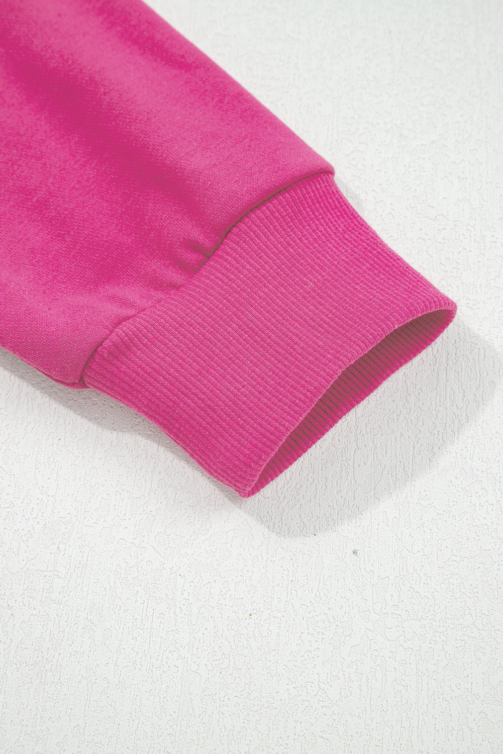 Rosarotes Oversize-Sweatshirt mit Collegestreifen und überschnittenen Schultern.