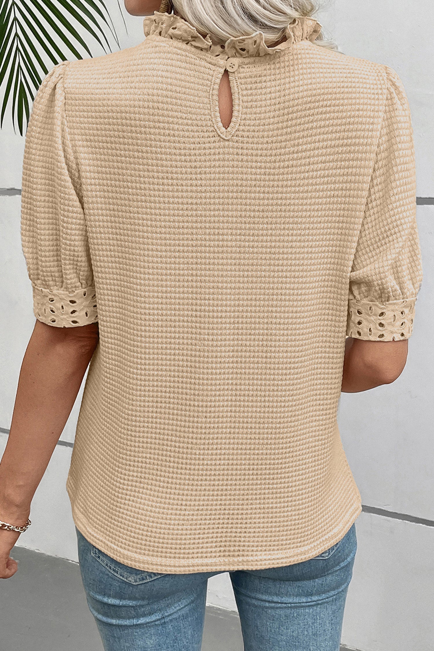Pergamentfarbene, strukturierte Strickbluse mit Lochstickerei, Patchwork-Details, Rüschenkragen und kurzen Ärmeln