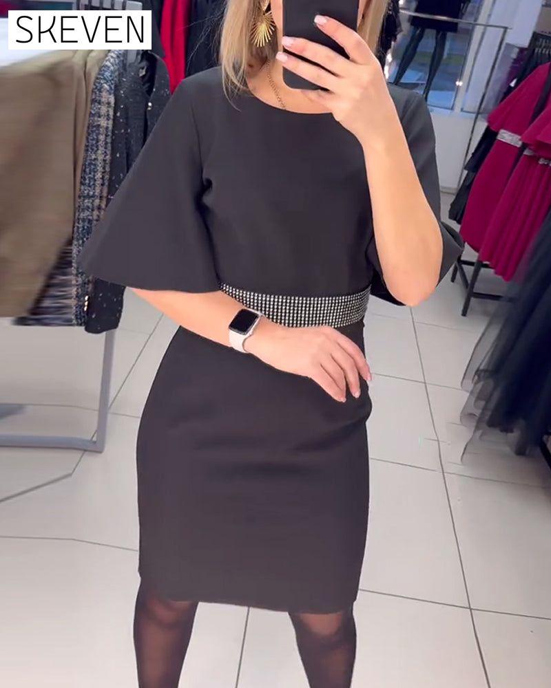 Robe à col rond, manches courtes évasées et taille cintrée