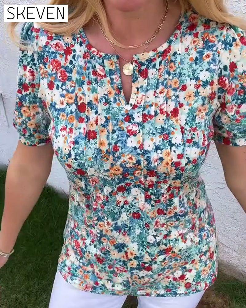 Kurzärmelige, plissierte Bluse mit Blumenmuster