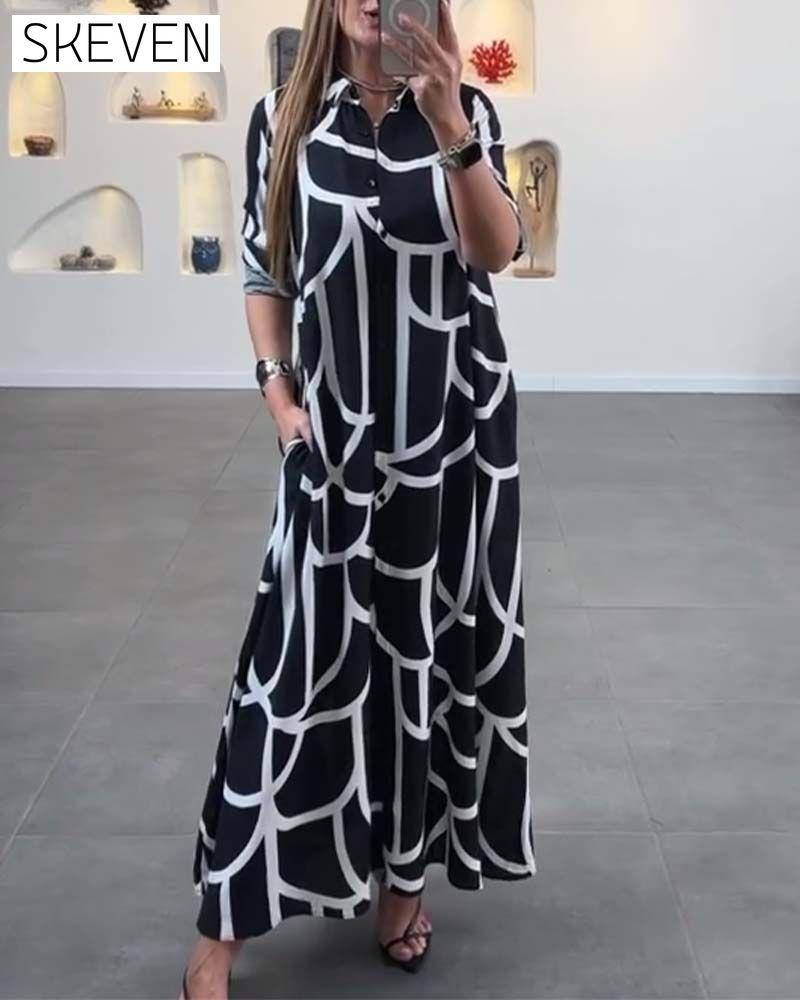 Kleid mit kontrastfarbenem Print am Revers und langem Schlitz