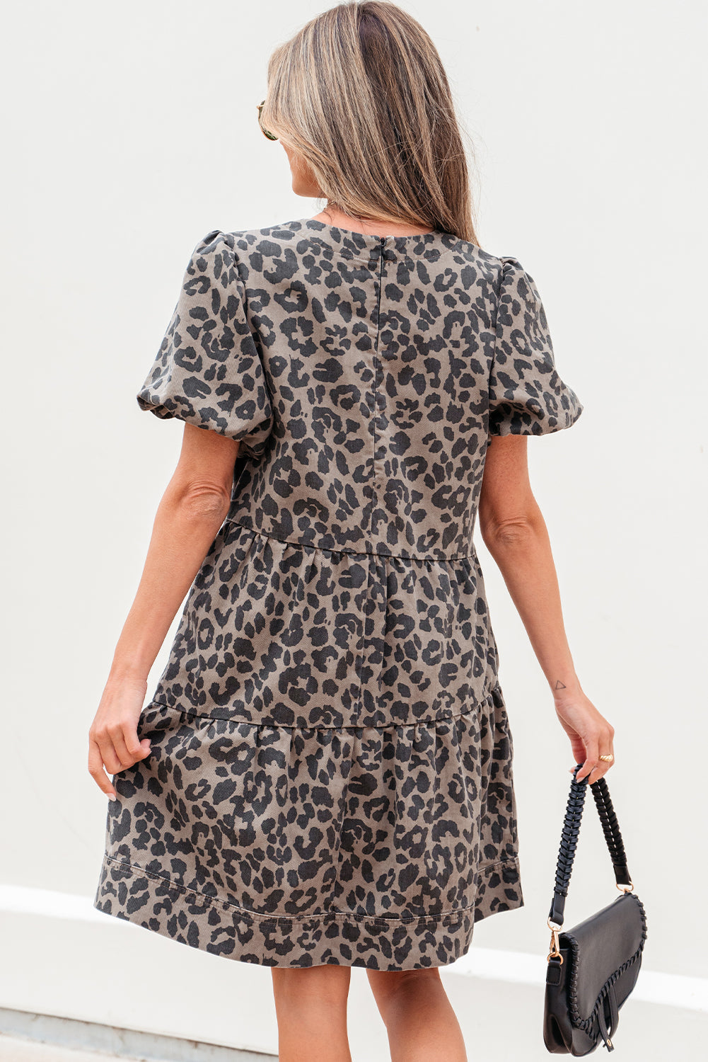 Minikleid aus braunem Denim mit Leopardenmuster und kurzen Puffärmeln