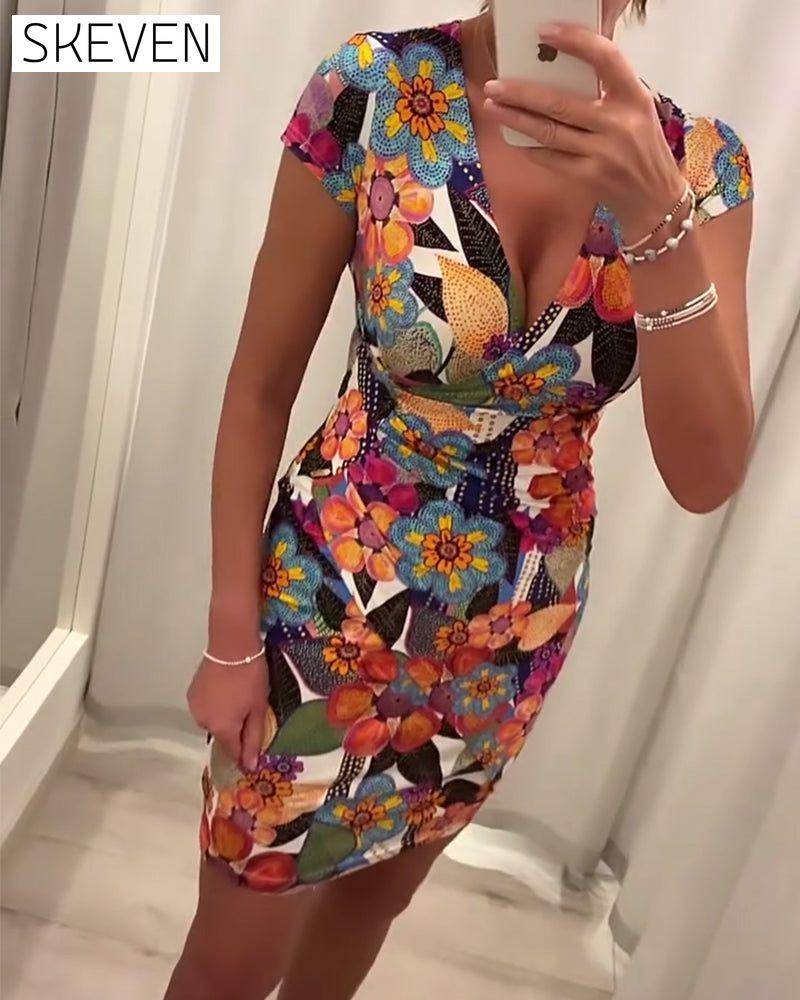Schlankes, sexy Kleid mit tiefem V-Ausschnitt