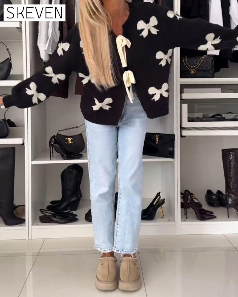 Strickjacke mit Schleifen- und Perlenbesatz zum Schnüren