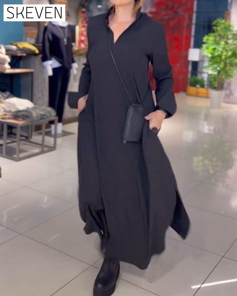 langes, locker sitzendes Kleid mit Seitenschlitz und Revers