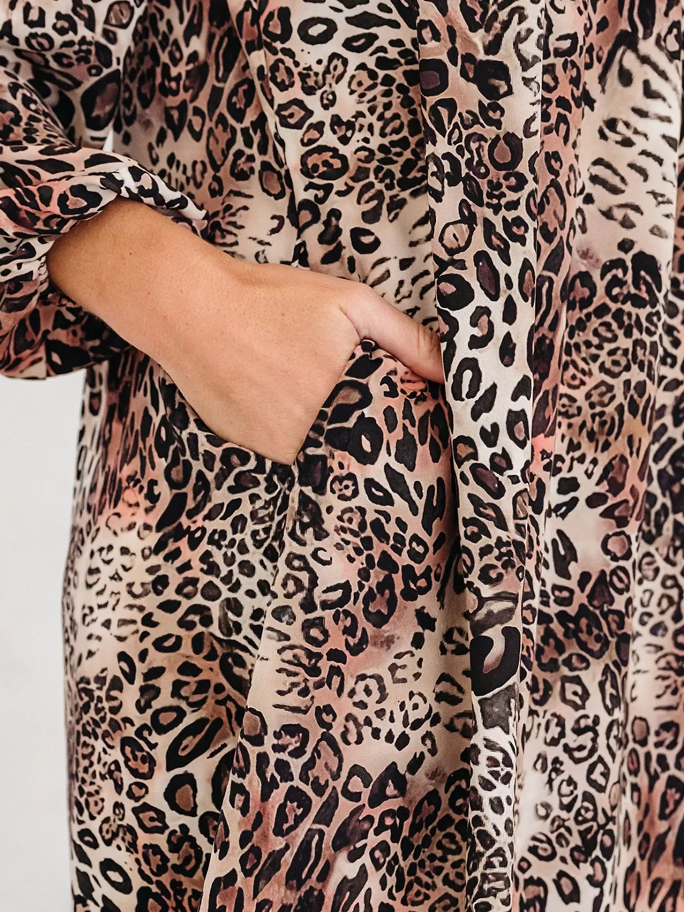 Leopardenmuster, Rüschendetails, lange Ärmel, lockeres Minikleid