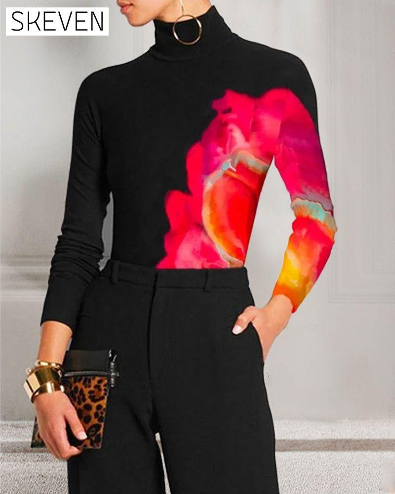 Eng anliegendes T-Shirt mit hohem Kragen