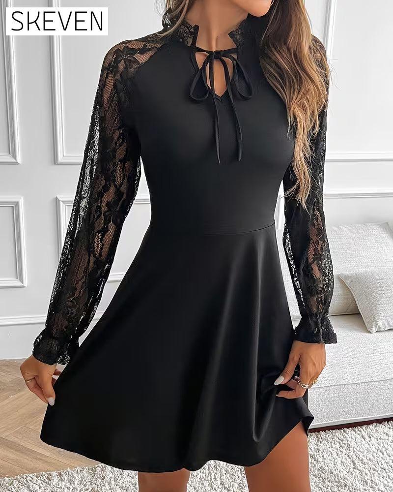 Elegantes, figurbetontes Kleid mit Spitzenapplikationen