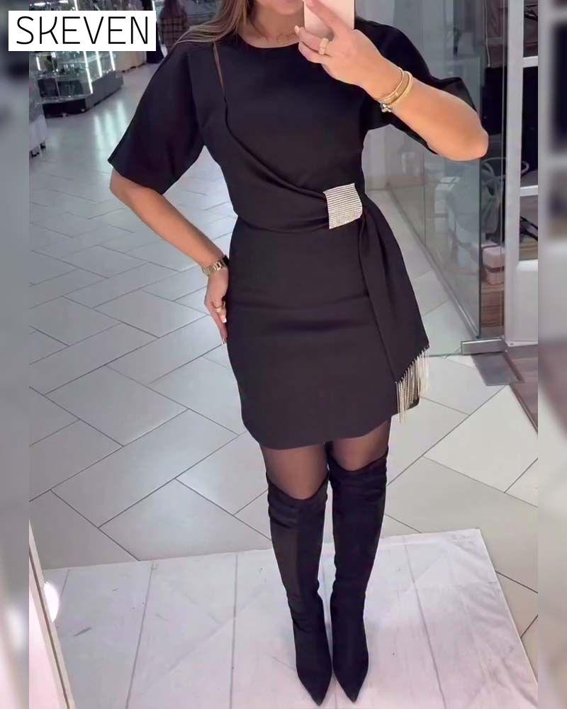 Elegantes, einfarbiges Kurzarmkleid mit Quasten