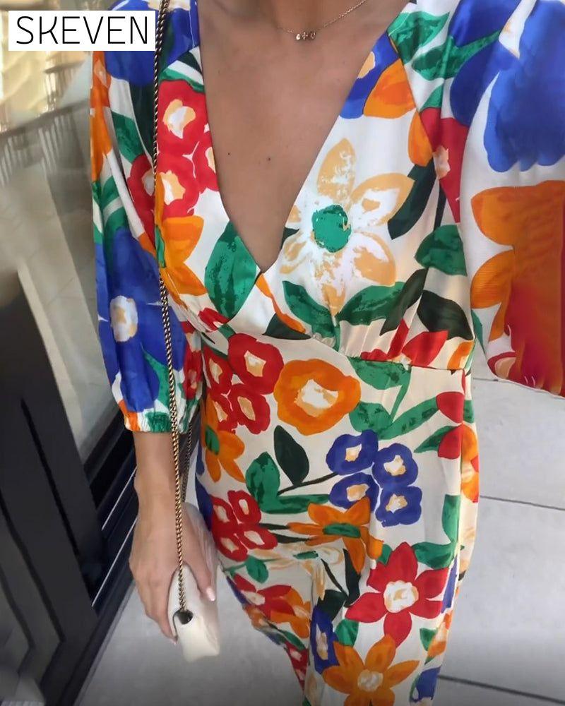 Kleid mit Blumenmuster und V-Ausschnitt
