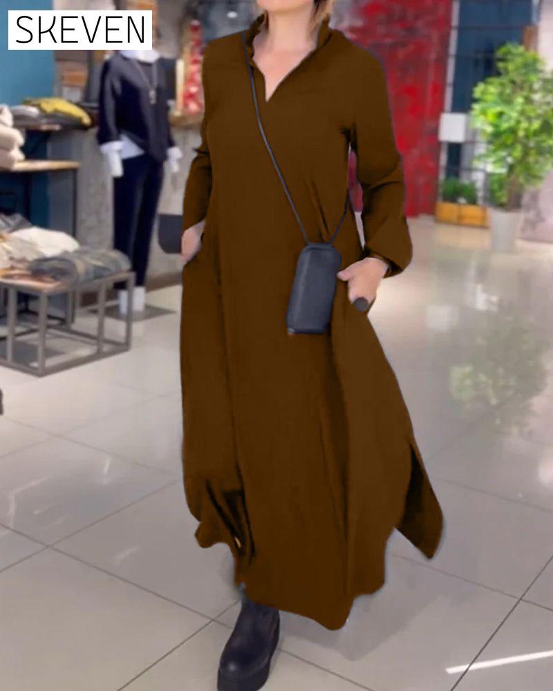 langes, locker sitzendes Kleid mit Seitenschlitz und Revers