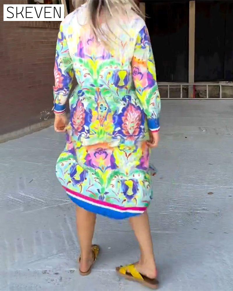 Bedrucktes, locker sitzendes Kleid mit V-Ausschnitt